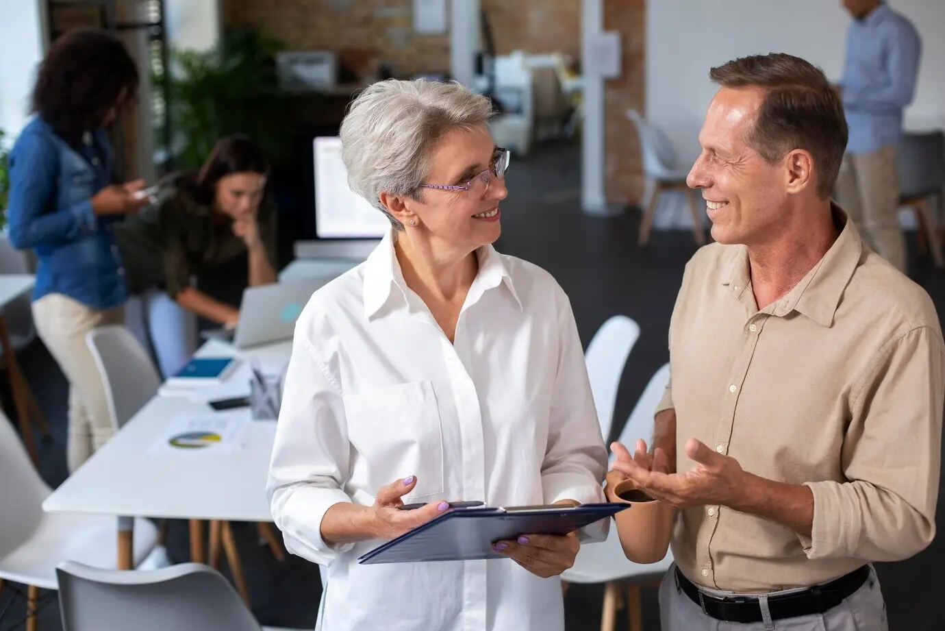 Люди улыбаются в конференц-зале.