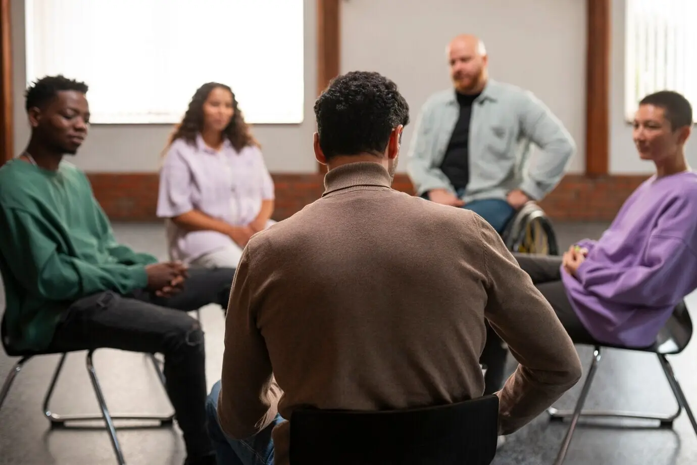 Встреча людей в группе поддержки