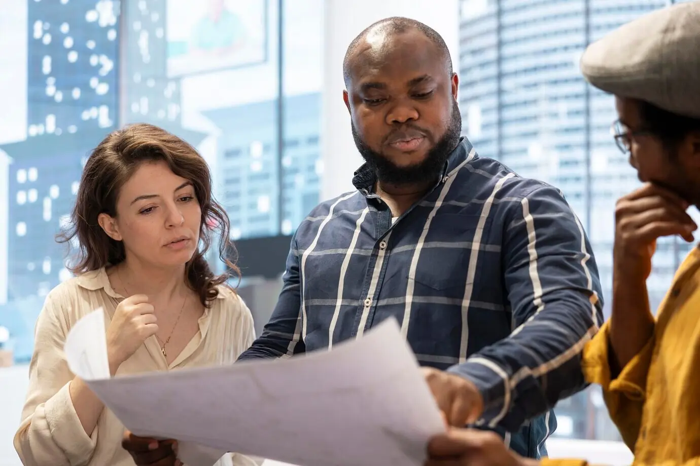 Бизнесмен делится с риелторами своим видением нового офисного пространства.